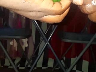 Plantain Versus Poivron - Mature Woman Gets Wet And Cums