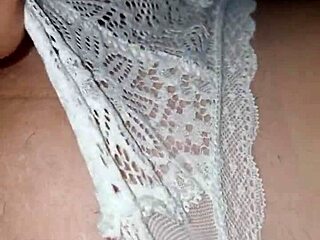 La rubia española me despierta a media noche frotando mi coñito con su polla