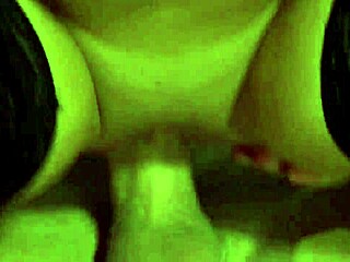 Dia temui pembantu bersih onani dengan vibrator dalam uniform