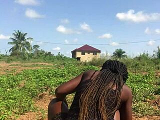 bitch gila suka twerk pantat besar di luar dalam cahaya matahari