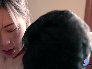 Gadis Cina seksi Lin Siyu kongkek keras boyfriend di dapur