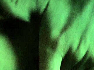 me aprieto el clítoris con la conchita sensible recién cogida