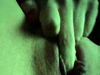 me aprieto el clítoris con la conchita sensible recién cogida