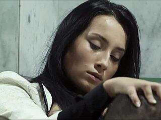 Anna Rose在浴室被干，射精？