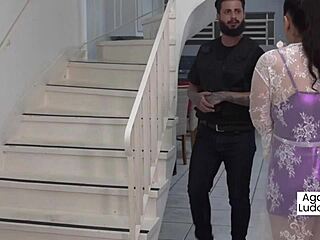 Policial Invade Festa Após Denúncia e Flagra Novinhas Transando em Orgia Lésbica