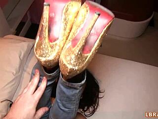 Ladyboy Namnueng défoncée bareback en jeans serrés POV