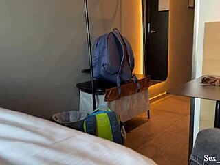 嘿，后妈，为什么要分享酒店床和你紧致的屁股？