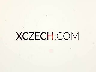 Teen-Foursome explodiert in wilder Gruppen-Sex-Party auf Kamera 1 - XCzech