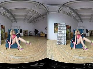 Bionda amatoriale carina si spoglia tette naturali in VR