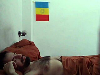 despertando a mi macho peludo con mamada matutina