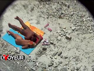 Просто отдыхаю на пляже, этот сахарный папик с горячей блондинкой показывает загар. Вуайерист заснял каждый любительский момент.