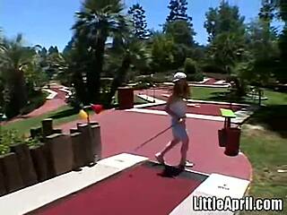 Kleine April, wil je me buiten zien vingeren?