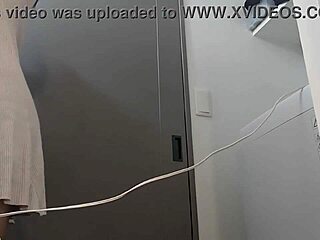 可愛い日本人のお尻にムラムラしながら彼女が片付け中