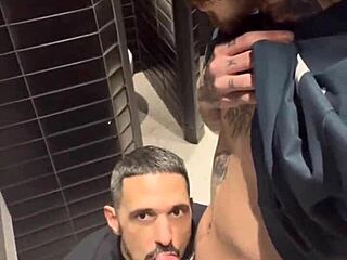 トイレでヤリまくり最高！激しいセックス大好き