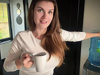 Obrovská nevlastná mama chytená nevlastným synom v kancelárii počas napätého momentu