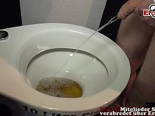 Nemška ekstremna zabava s pitjem urina z divjimi swingerji