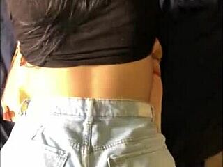 Koukni, jak jezdí a bere to vzadu ve velký prdeli