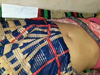 азиатска сладка сама в гореща сцена