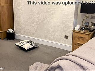 La cameriera francese araba sorpresa a fare flash in un hotel tedesco da un ospite curioso