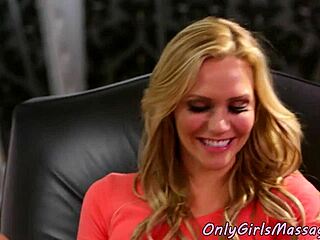 Geile masseuse vingert strakke poesje hard!