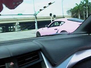 Szűk picsás kis ázsiai ribanc elveszti a utcai versenyt és kapja a kövér faszt