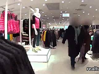 Waouh ! Super teen tchèque 18+ draguée au supermarché et défoncée en POV !