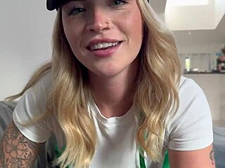 barista girl cheats on boyfriend while he's at work