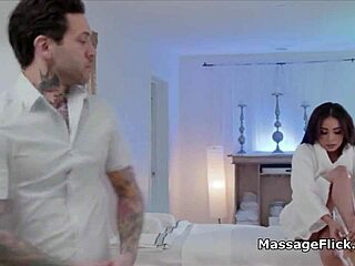 Rintava eksoottinen asiakas himoitsee hierojan kyrpää interracial -puhalluksessa