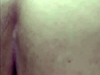 Latina matang Ann goyang bokong di legging dan fishnet saat kamera tersembunyi di kamar mandi memuja