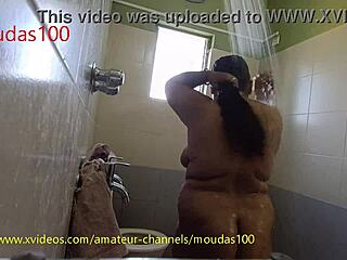 Эй, глянь, как деси бенгальская бабхи купается, ее сочная большая жопа блестит!