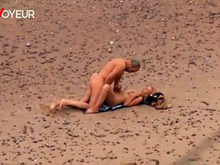 Krasser älterer Typ nagelt heiße Milf am Strand