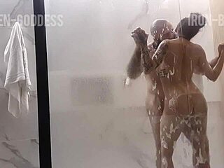 Erotični par postane vroč pod tušem, se nama pridružiš?