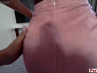 Min tynne stesøster elsker å leke med kukker