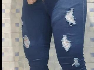 Latina matang Ann goyang bokong di legging dan fishnet saat kamera tersembunyi di kamar mandi memuja