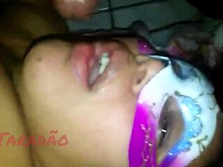 puta leiteira levando gozada na cara