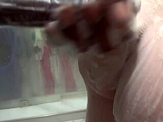 セクシーな小柄ブロンド義妹がバスルームで義兄を騙して熱いプレイ