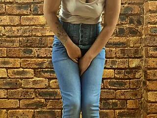 Getatoeëerde slet plast binnen en buiten in wilde compilatie