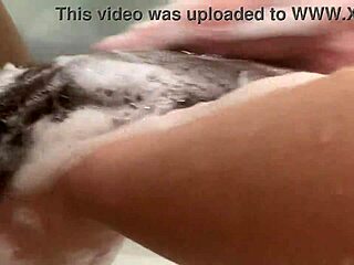 セクシーな小柄ブロンド義妹がバスルームで義兄を騙して熱いプレイ