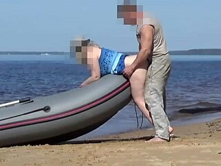 turist kadın teknede sert doggystyle sikiliyor