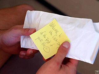 Красивият скрит доктор изживява първия си гей опит с мускулест ескорт