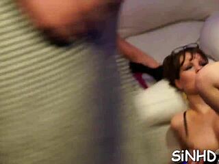 مبادلين يغوصون في نيك قوي ومشدود في حفلات إيروتيكية جامحة