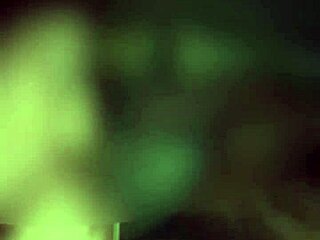 Azgın fahişe karı sik emmeyi sever