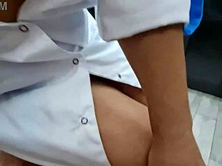 Mačeha pokaže velike joške, medtem ko se pastorek vzburi