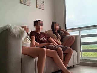 On s’ennuie devant la télé, alors mes deux demi-sœurs me branlent et on baise hard en extérieur. Rien ne bat ça !