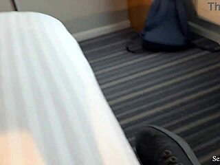 Alter, erwischt beim Spionieren auf meine heiße MILF-Stiefmutter in der Dusche... geteiltes Hotelzimmer Drama!