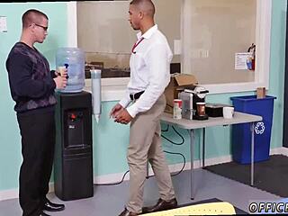 מרגיש כל כך חם לצפות בסקס גייז במשרד בכיתה