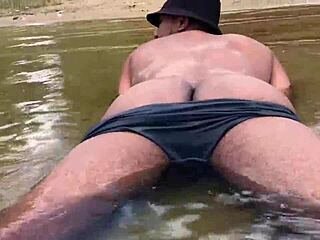 와, 강가 목욕이 거대한 자지로 야외 섹스로 변해!