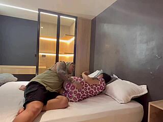 Hermano, mi Hermanastro me Chantajeó por Sexo para Ocultar mi Aventura