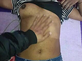 Essa dona de casa indiana safada com o marido!