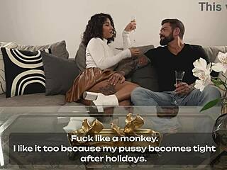 Hej, poglej Venus Afrodita kaže eksotične čare tatuiranemu žrebcu, ta brunette ima divjo grobo akcijo